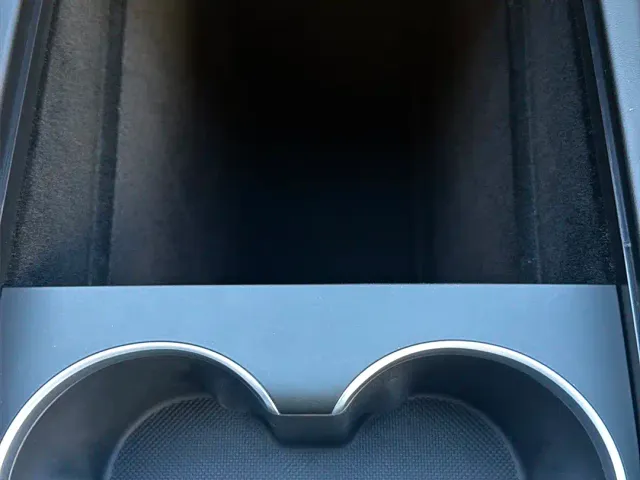 Tesla Model Y — Фото автомобиля 21