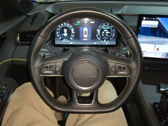 Lynk & Co 03 — Фото автомобиля 10