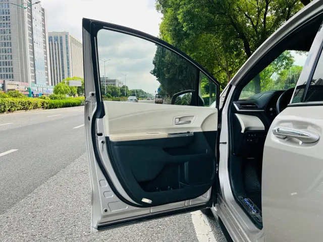 Toyota Sienna — Фото автомобиля 13