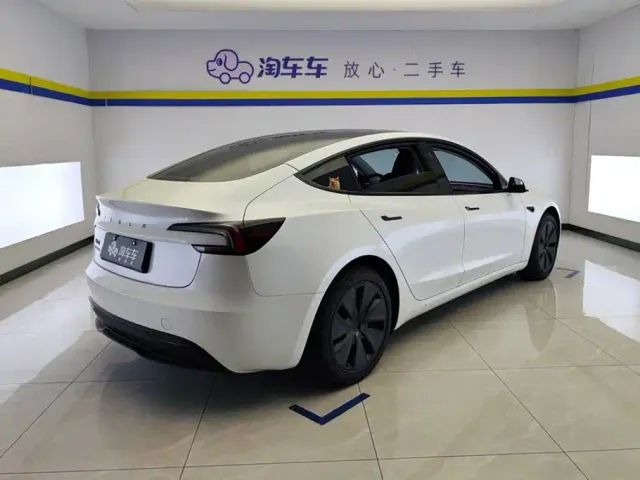 Tesla Model 3 — Фото автомобиля 3