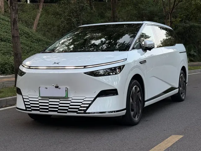 Xpeng X9 — Фото автомобиля 3