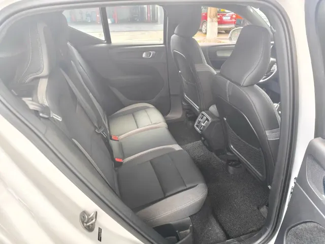 Volvo XC40 — Фото автомобиля 10
