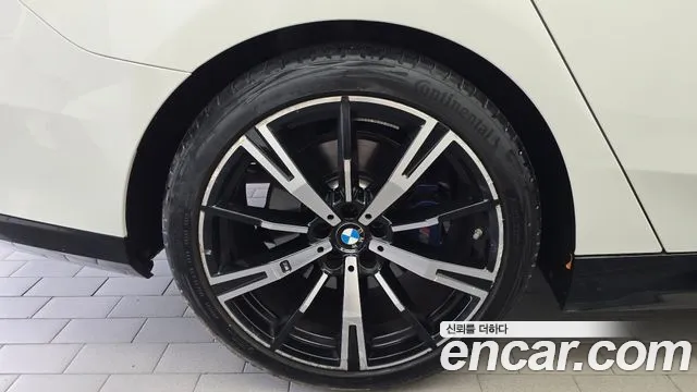 BMW 5 Series G60 — Фото автомобиля 5