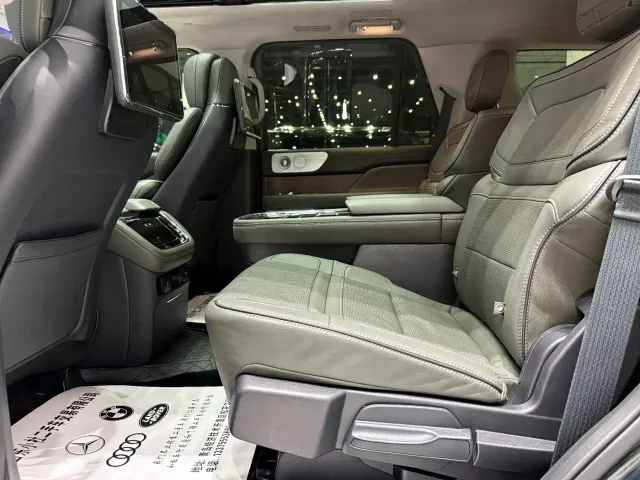 Lincoln Navigator — Фото автомобиля 15