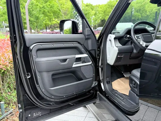 Land Rover Defender — Фото автомобиля 6
