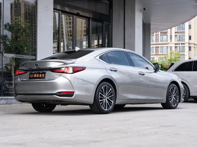 Lexus ES — Фото автомобиля 3