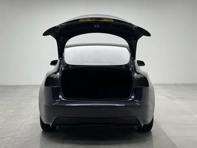 Tesla Model 3 — Фото автомобиля 10