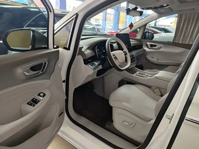 Roewe iMAX8 — Фото автомобиля 11
