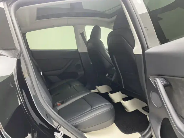 Tesla Model Y — Фото автомобиля 21