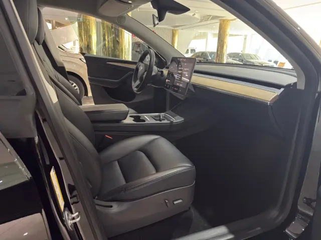 Tesla Model Y — Фото автомобиля 8