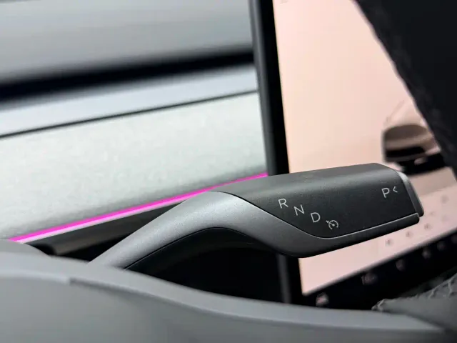 Tesla Model Y — Фото автомобиля 12