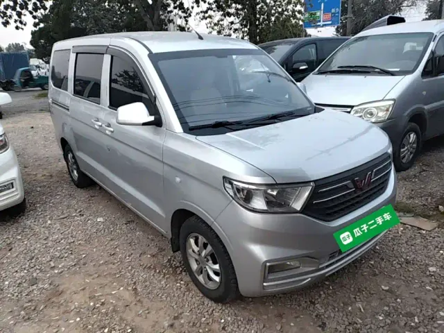 Wuling Hongguang V — Фото автомобиля 3