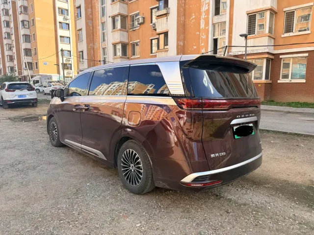 Denza D9 — Фото автомобиля 7