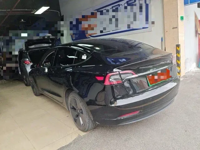 Tesla Model 3 — Фото автомобиля 3