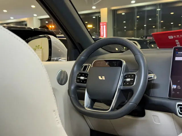 Li Auto L8 — Фото автомобиля 16