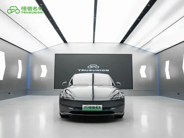 Tesla Model 3 — Фото автомобиля 2