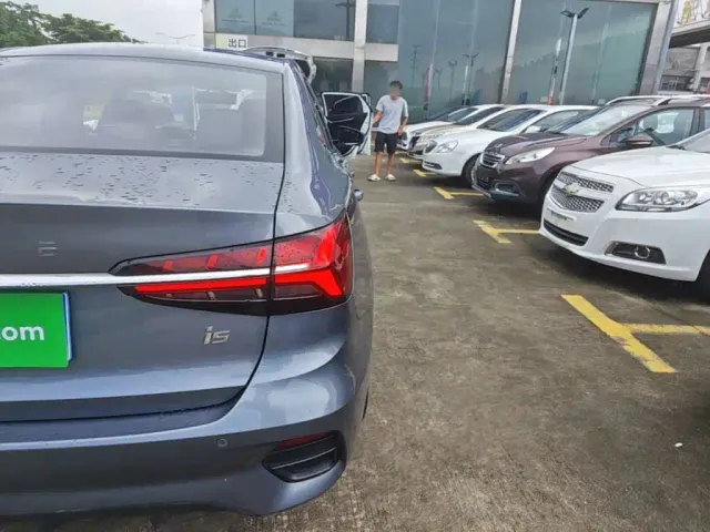 Roewe i5 — Фото автомобиля 7