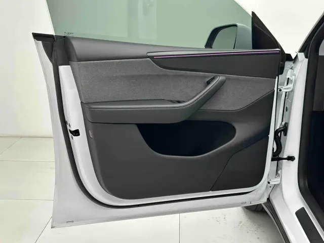 Tesla Model Y — Фото автомобиля 13