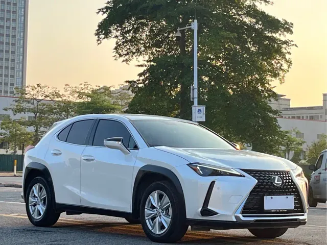 Lexus UX — Фото автомобиля 3