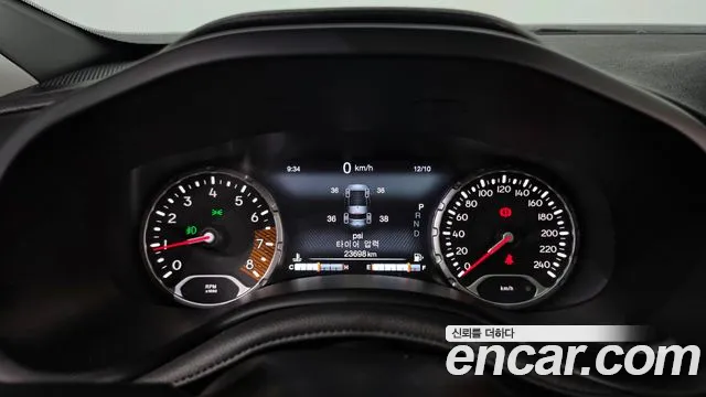 Jeep Renegade — Фото автомобиля 11