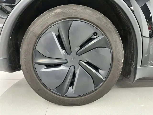 Tesla Model Y — Фото автомобиля 14