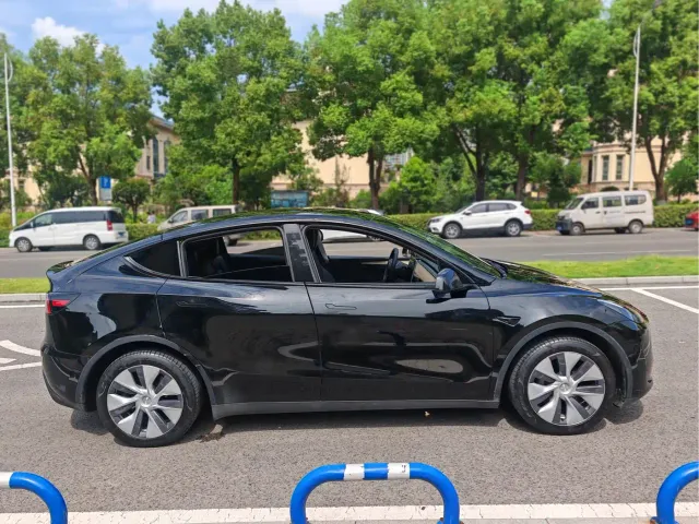 Tesla Model Y — Фото автомобиля 22
