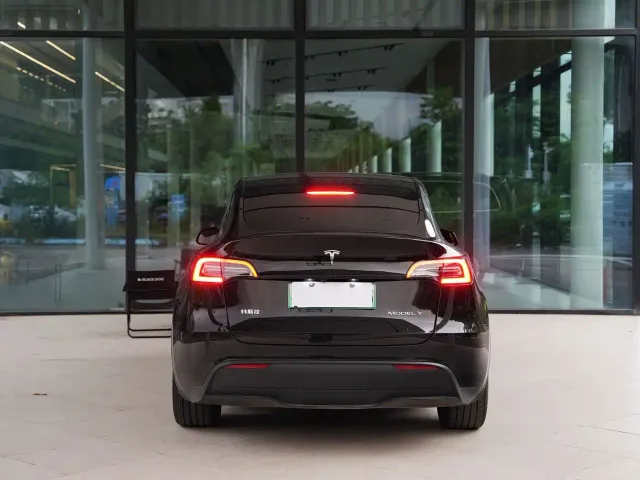 Tesla Model Y — Фото автомобиля 12