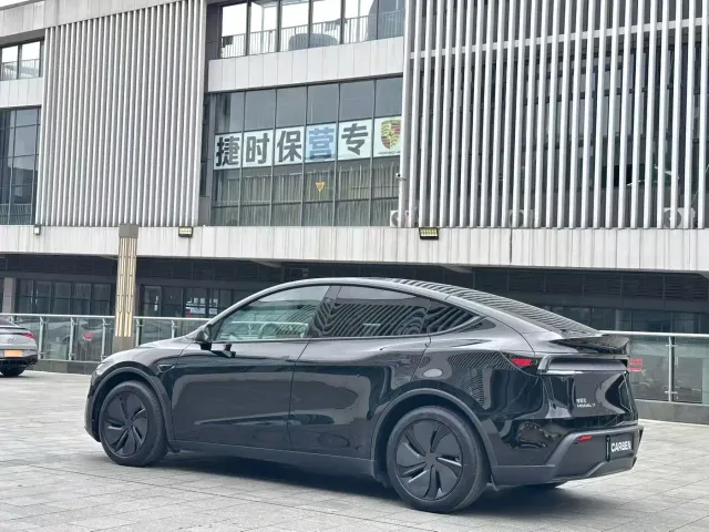 Tesla Model Y — Фото автомобиля 8