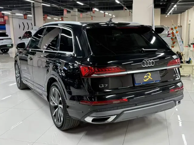 Audi Q7 — Фото автомобиля 9