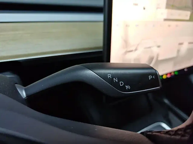 Tesla Model Y — Фото автомобиля 13