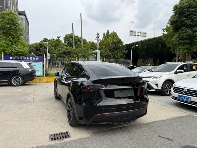 Tesla Model Y — Фото автомобиля 7
