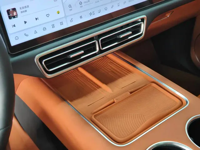 Li Auto L7 — Фото автомобиля 11