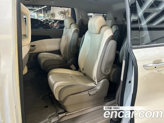 Kia Carnival Generation 4 — Фото автомобиля 17