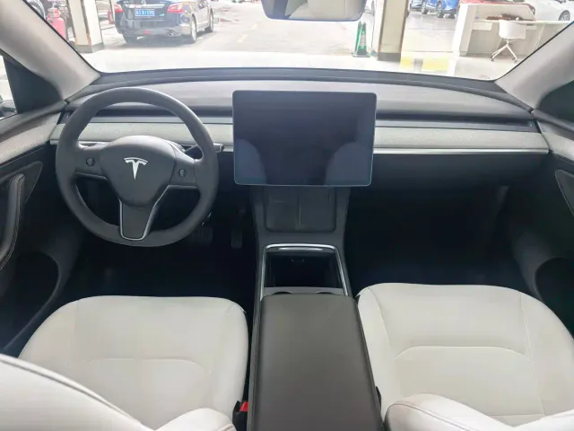 Tesla Model Y — Фото автомобиля 5