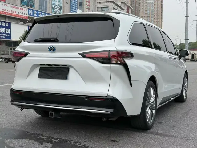 Toyota Sienna — Фото автомобиля 9