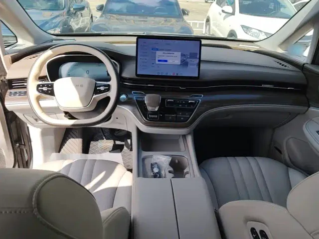Roewe iMAX8 — Фото автомобиля 9