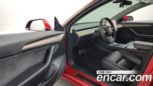 Tesla Model 3 — Фото автомобиля 10