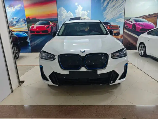 BMW iX3 — Фото автомобиля 2