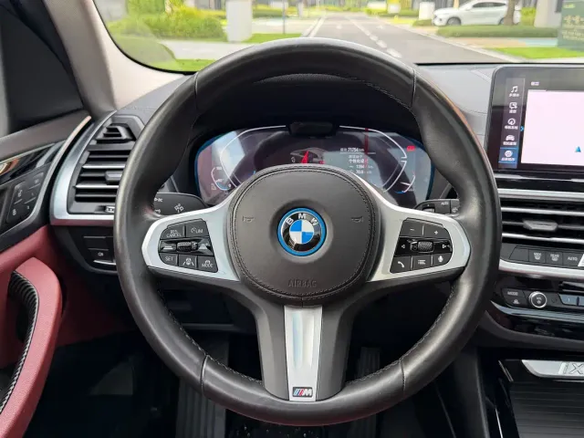 BMW iX3 — Фото автомобиля 10