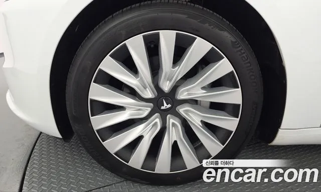 Tesla Model 3 — Фото автомобиля 5