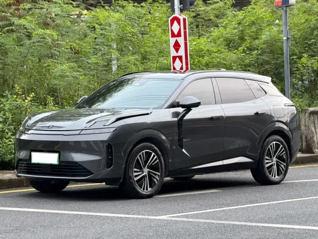 Фотография автомобиля — Lynk & Co 08 EM-P