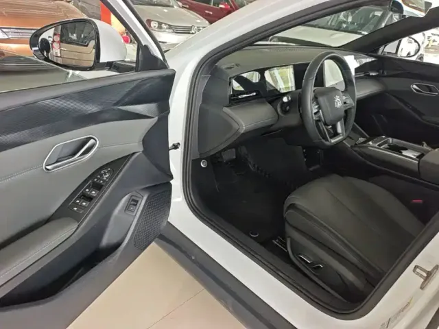 BYD Qin L — Фото автомобиля 15