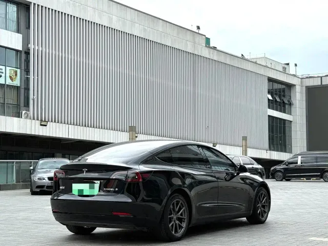 Tesla Model 3 — Фото автомобиля 9