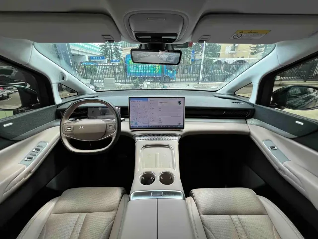 Xpeng X9 — Фото автомобиля 5