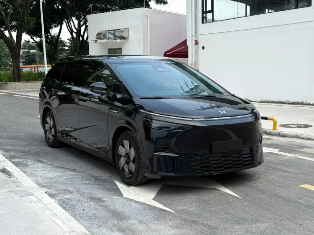 Xpeng X9 — Фото автомобиля 3
