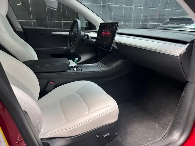 Tesla Model Y — Фото автомобиля 9
