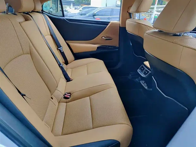 Lexus ES — Фото автомобиля 12