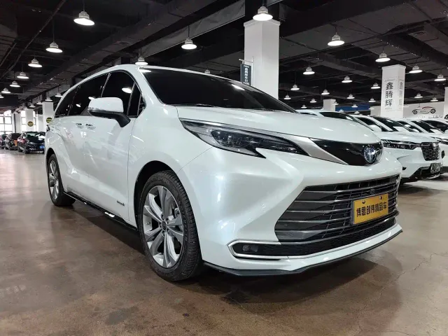 Toyota Sienna — Фото автомобиля 3