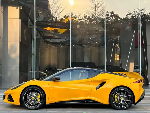 Lotus Emira — Фото автомобиля 9