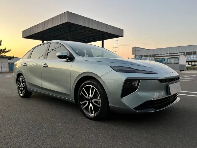 Roewe D6 — Фото автомобиля 3